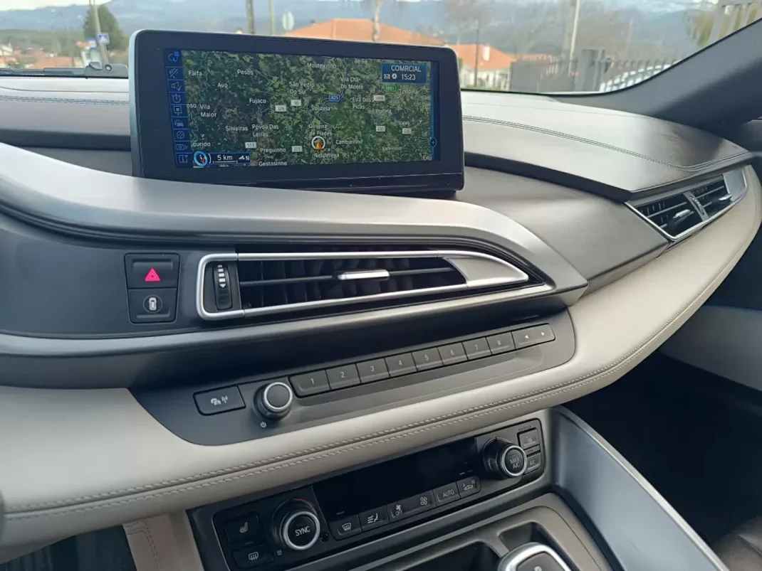 BMW i8 2016 - 71000 EUR, 140000 km - AUTO.MOTO.pt - 140000km - foto 19 de 25