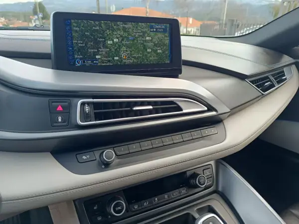 BMW i8 2016 - 71000 EUR, 140000 km - AUTO.MOTO.pt - 140000km - foto 19 de 25