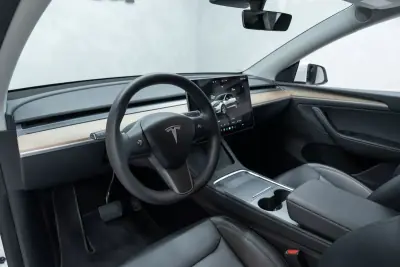 Tesla Model Y 2023 - 35950 EUR, 57000 km - 57000km - foto 17 de 49