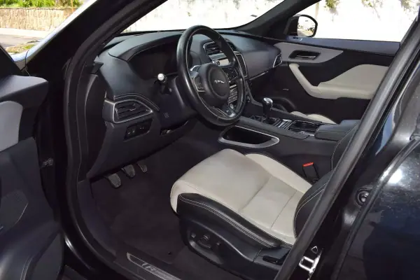 Jaguar F-Pace 2017 - 22500 EUR, 145545 km - AUTO.MOTO.pt - 145545km - foto 28 de 57