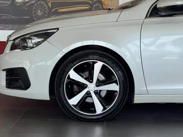 Peugeot 308 2019 - 16500 EUR, 74173 km - AUTO.MOTO.pt - 74173km - foto 6 de 20
