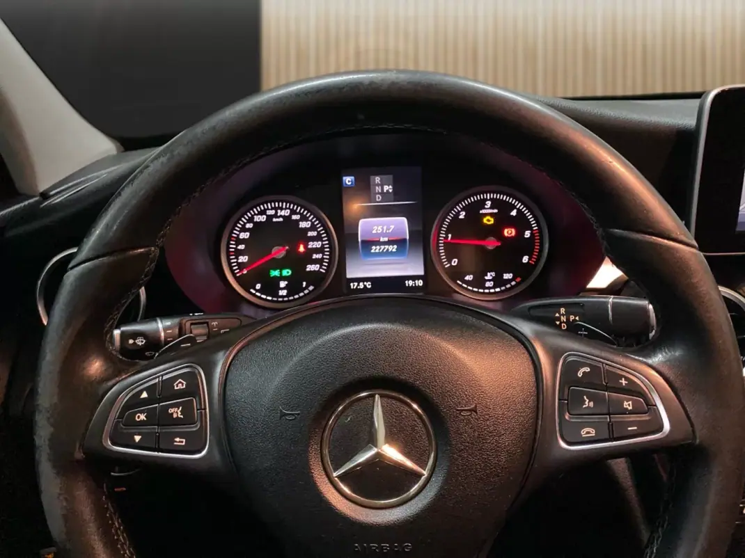 Mercedes-Benz C 180 2016 - 16950 EUR, 227000 km - AUTO.MOTO.pt - 227000km - foto 9 de 20