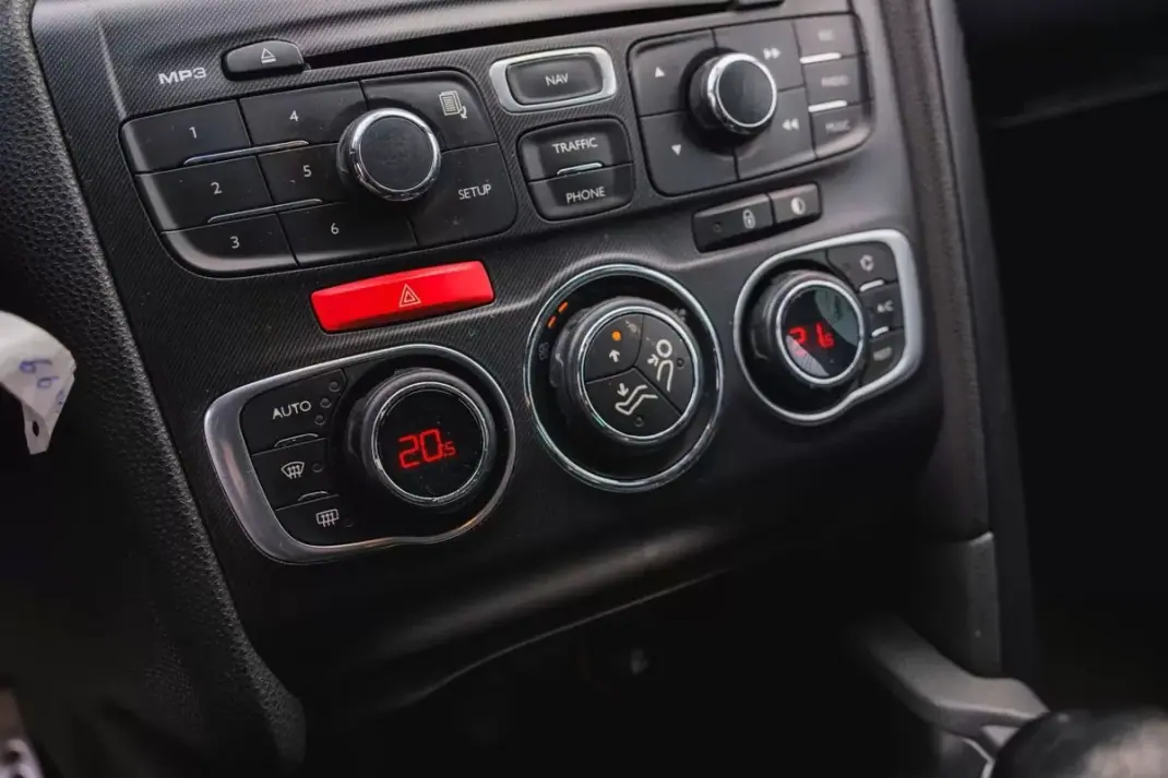 Citroën DS4 2012 - 8900 EUR, 204700 km - AUTO.MOTO.pt - 204700km - foto 18 de 23