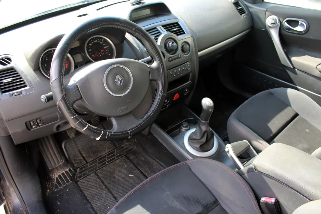 Renault Mégane 2006 - 1000 EUR, 324800 km - AUTO.MOTO.pt - 324800km - foto 14 de 16