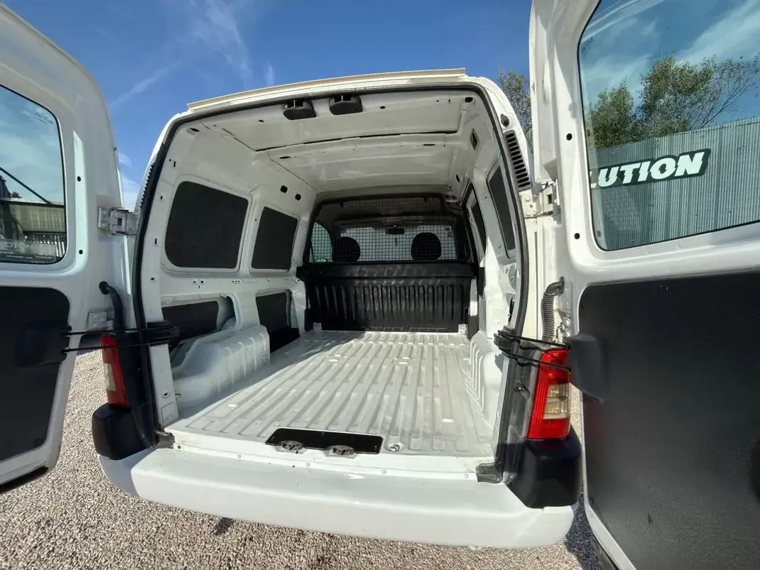 Peugeot 2006 - 5450 EUR, 149000 km - AUTO.MOTO.pt - 149000km - foto 6 de 12