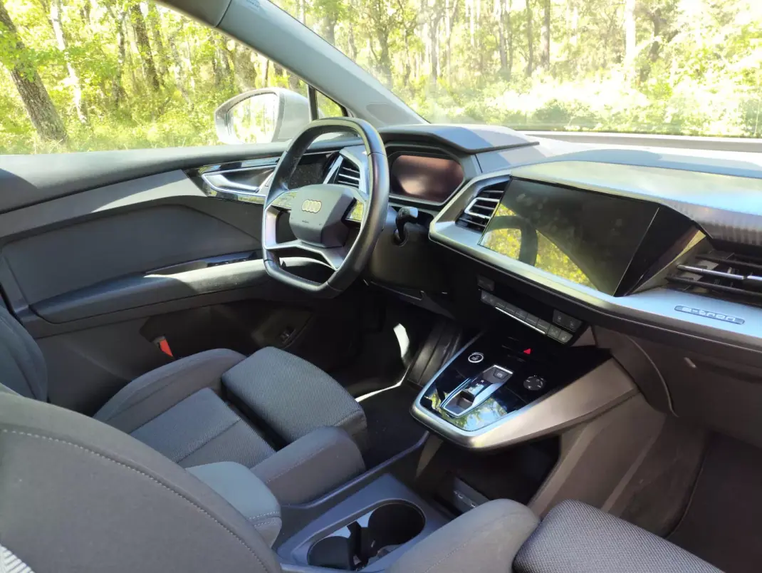 Audi Q4 e-tron 2021 - 24800 EUR, 180100 km - AUTO.MOTO.pt - 180100km - foto 20 de 22