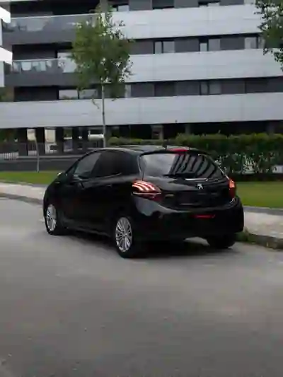 Peugeot 208 2018 - 7800 EUR, 199800 km - AUTO.MOTO.pt - 199800km - foto 2 de 8