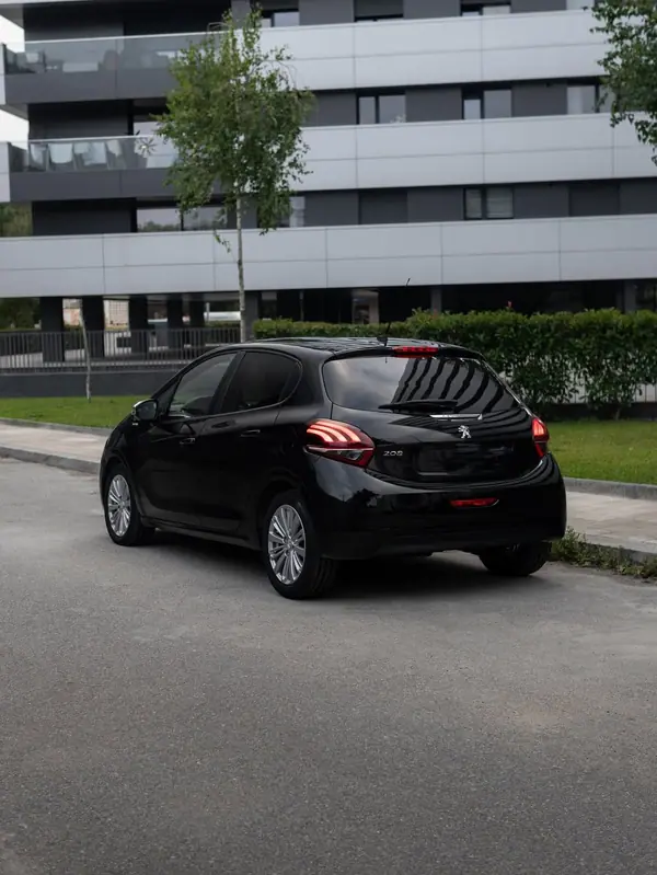 Peugeot 208 2018 - 7800 EUR, 199800 km - AUTO.MOTO.pt - 199800km - foto 2 de 8