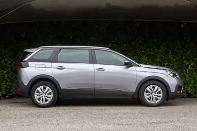 Peugeot 5008 2019 - 16900 EUR, 272000 km - AUTO.MOTO.pt - 272000km - foto 6 de 18