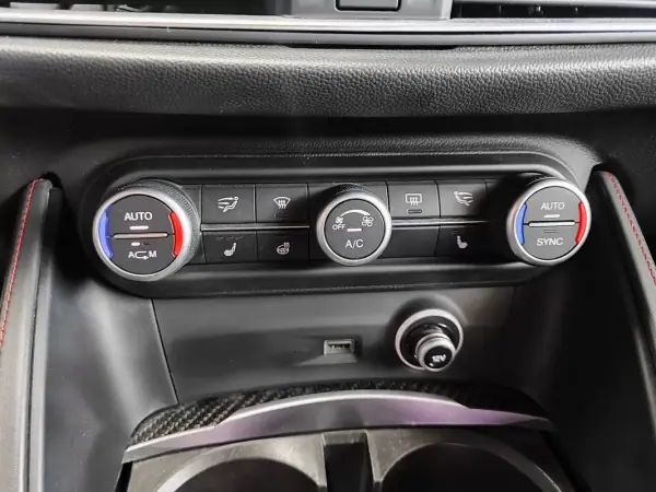 Alfa Romeo Stelvio 2021 - 63500 EUR, 68900 km - AUTO.MOTO.pt - 68900km - foto 30 de 33