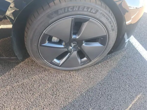 Tesla Model 3 2023 - 31900 EUR, 35583 km - AUTO.MOTO.pt - 35583km - foto 8 de 8