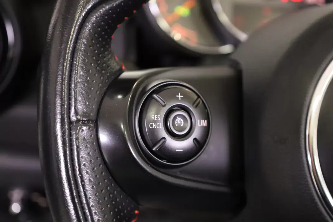MINI One 2018 - 18950 EUR, 84859 km - AUTO.MOTO.pt - 84859km - foto 40 de 43
