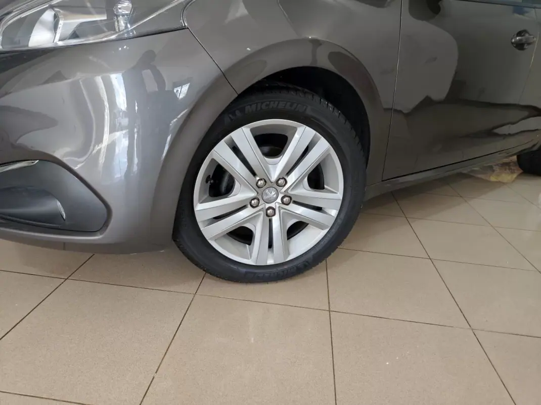 Peugeot 208 2018 - 9850 EUR, 48000 km - AUTO.MOTO.pt - 48000km - foto 4 de 23