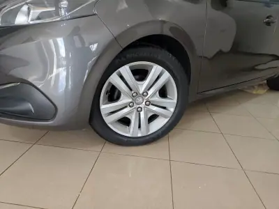 Peugeot 208 2018 - 9850 EUR, 48000 km - AUTO.MOTO.pt - 48000km - foto 4 de 23