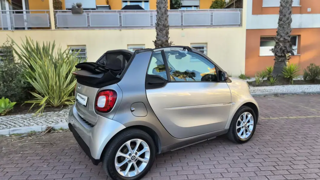 Smart Fortwo Cabrio 2017 - 12480 EUR, 84000 km - AUTO.MOTO.pt - 84000km - foto 4 de 17