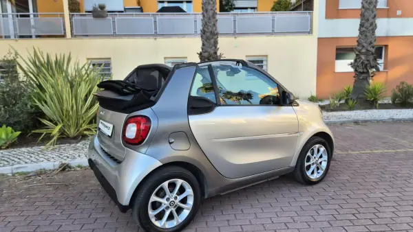Smart Fortwo Cabrio 2017 - 12480 EUR, 84000 km - AUTO.MOTO.pt - 84000km - foto 4 de 17