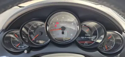 Porsche Cayenne 2010 - 25000 EUR, 254000 km - AUTO.MOTO.pt - 254000km - foto 16 de 31