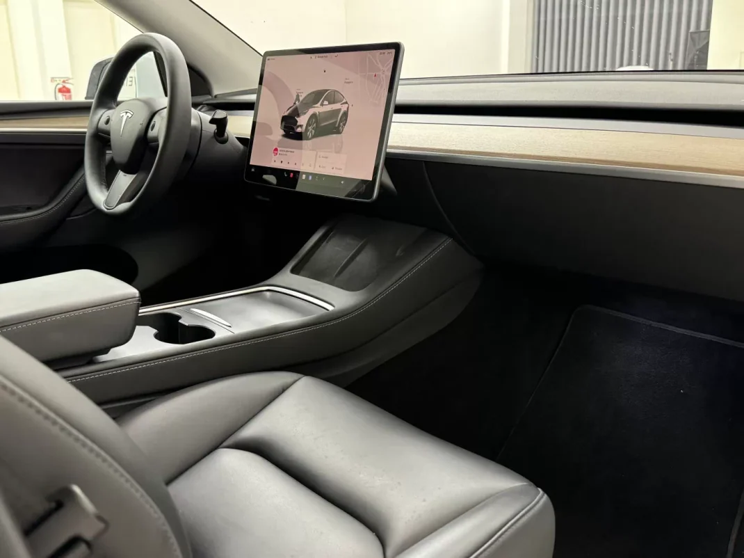 Tesla Model Y 2022 - 34890 EUR, 49800 km - AUTO.MOTO.pt - 49800km - foto 31 de 32