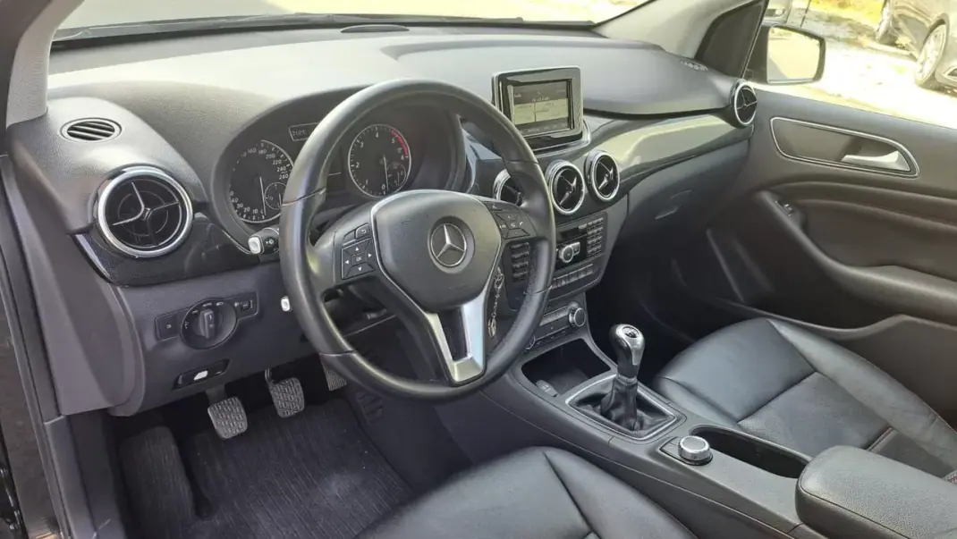 Mercedes-Benz B 180 2014 - 13890 EUR, 141469 km - AUTO.MOTO.pt - 141469km - foto 25 de 43