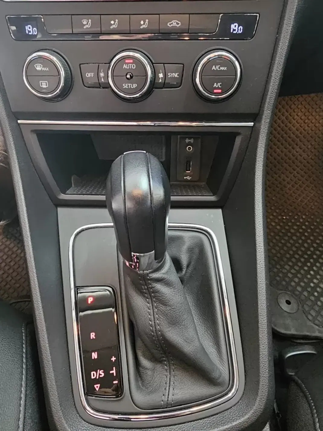 SEAT Leon ST 2015 - 16300 EUR, 51171 km - AUTO.MOTO.pt - 51171km - foto 13 de 20