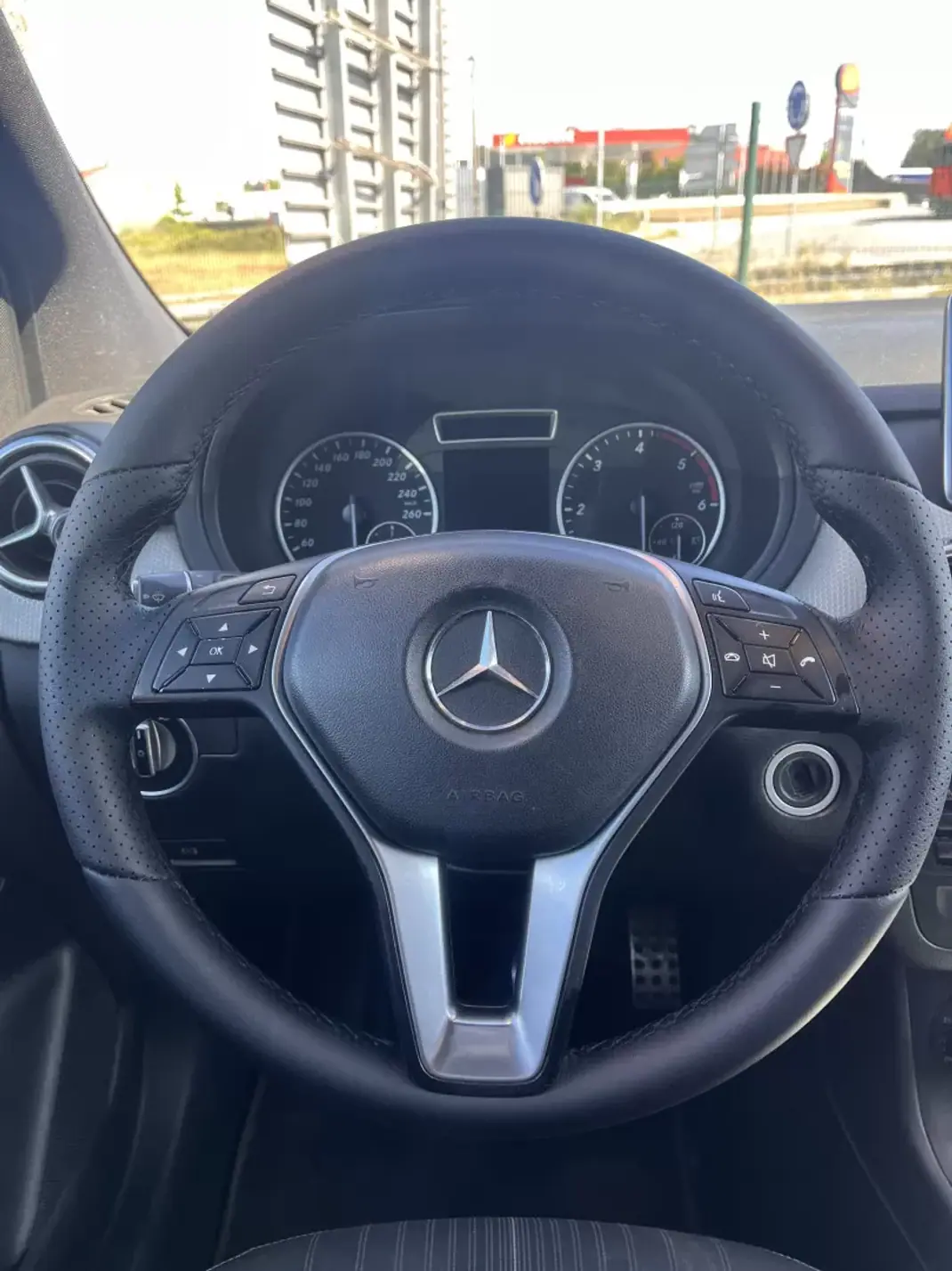 Mercedes-Benz B 180 2011 - 9990 EUR, 323900 km - AUTO.MOTO.pt - 323900km - foto 16 de 18