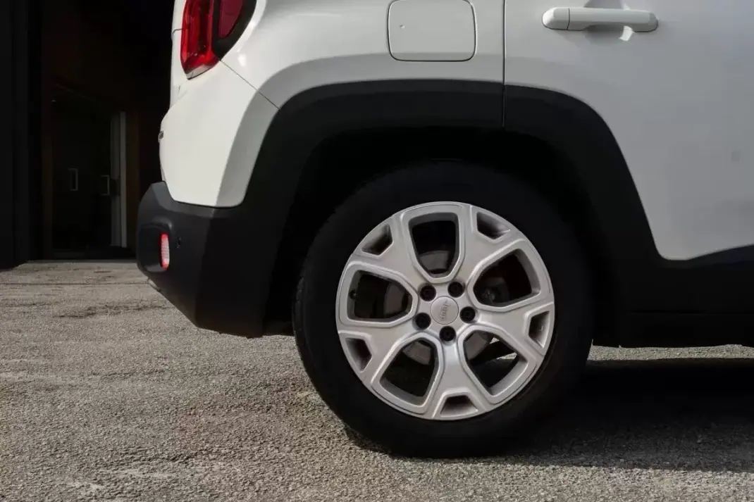 Jeep Renegade 2020 - 17600 EUR, 100000 km - AUTO.MOTO.pt - 100000km - foto 2 de 26