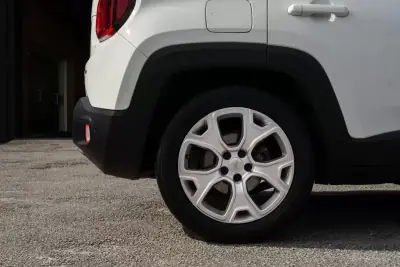 Jeep Renegade 2020 - 17600 EUR, 100000 km - AUTO.MOTO.pt - 100000km - foto 2 de 26