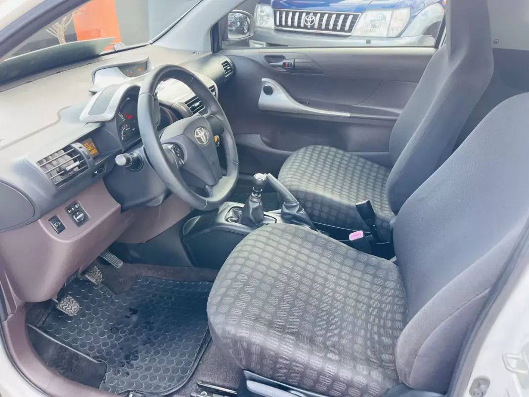 Toyota iQ 2010 - 11950 EUR, 145805 km - AUTO.MOTO.pt - 145805km - foto 8 de 12