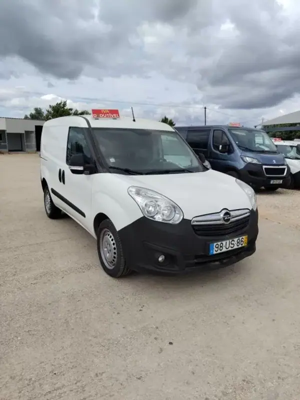 Opel COMBO 2018 - 10950 EUR, 170000 km - AUTO.MOTO.pt - 170000km - foto 2 de 11