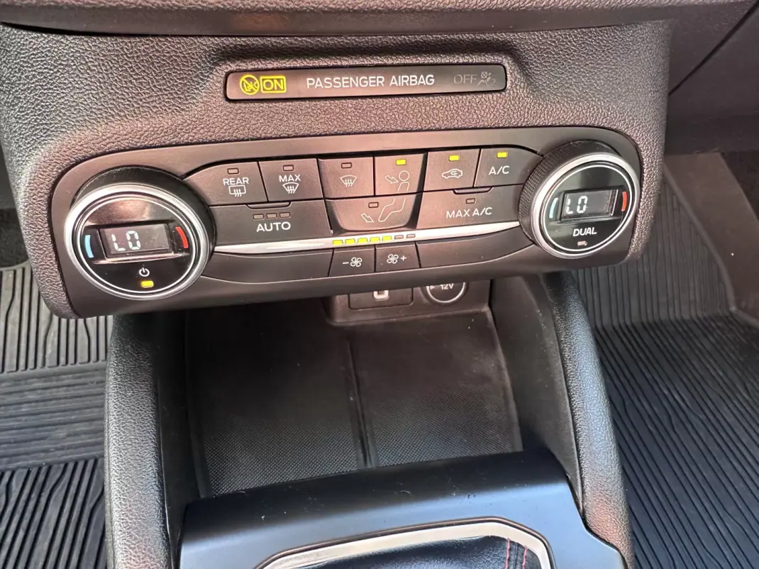 Ford Focus 2018 - 10900 EUR, 100000 km - AUTO.MOTO.pt - 100000km - foto 20 de 35