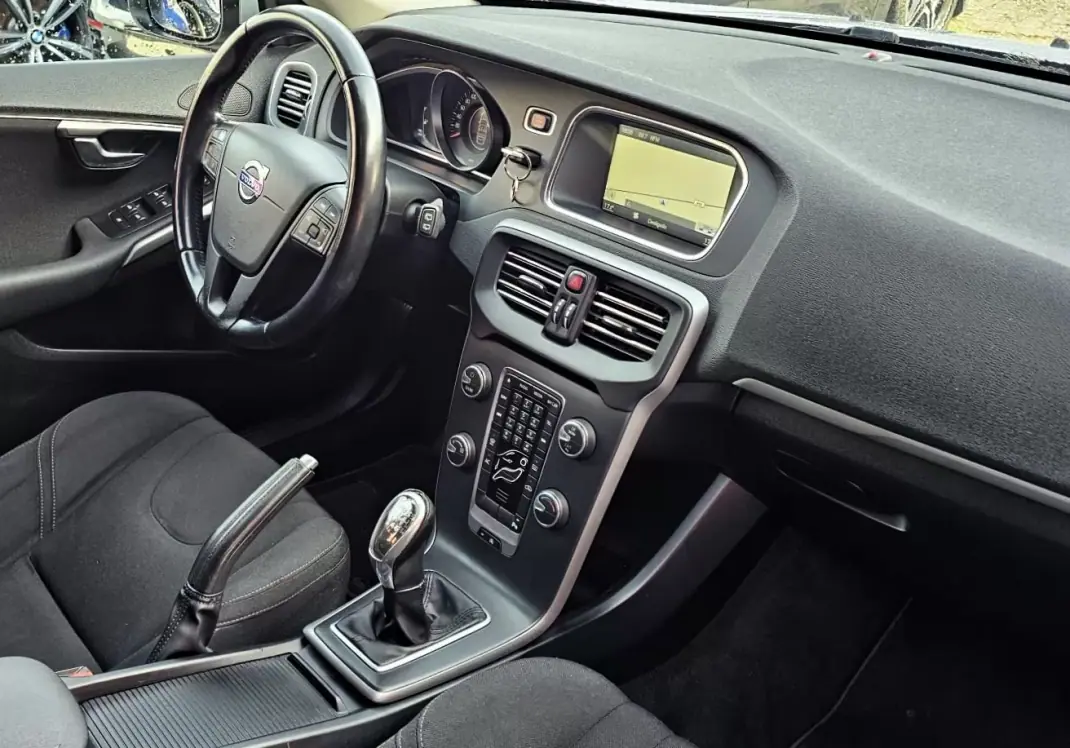 Volvo V40 2014 - 11500 EUR, 154200 km - AUTO.MOTO.pt - 154200km - foto 19 de 20