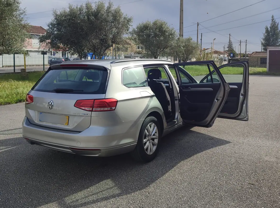 Volkswagen Passat Variant 2015 - 13750 EUR, 203000 km - AUTO.MOTO.pt - 203000km - foto 14 de 18