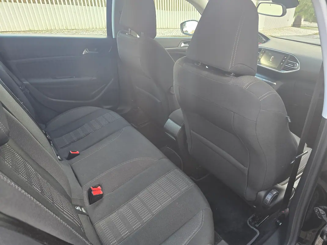 Peugeot 308 2016 - 8900 EUR, 95000 km - AUTO.MOTO.pt - 95000km - foto 7 de 7