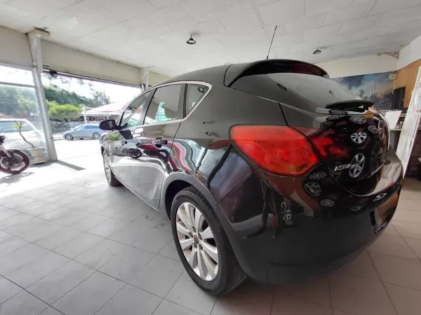Opel Astra 2010 - 6900 EUR, 212000 km - AUTO.MOTO.pt - 212000km - foto 5 de 20