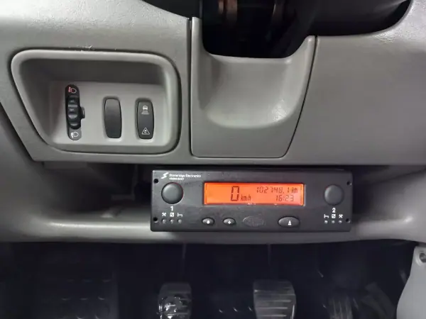 Renault Trafic 2014 - 14000 EUR, 329000 km - AUTO.MOTO.pt - 329000km - foto 19 de 25