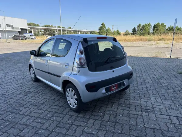 Peugeot 107 2011 - 7990 EUR, 91000 km - AUTO.MOTO.pt - 91000km - foto 6 de 16