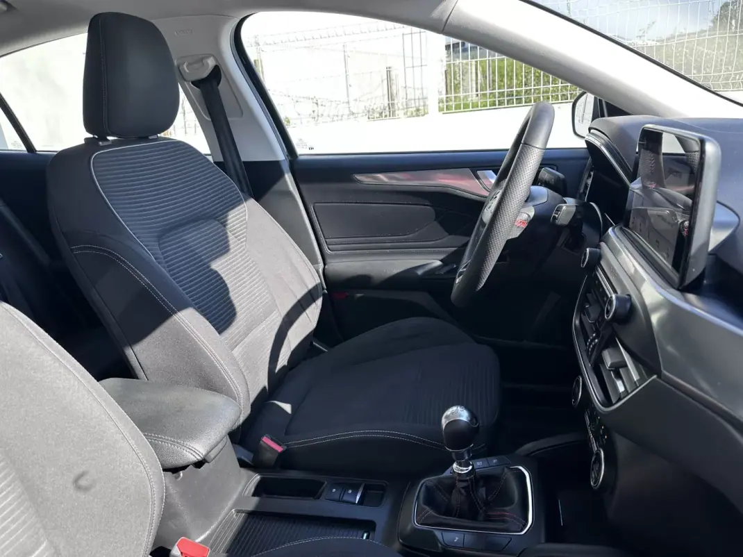 Ford Focus 2018 - 10900 EUR, 100000 km - AUTO.MOTO.pt - 100000km - foto 32 de 35