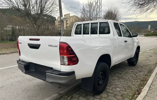 Toyota Hilux 2018 - 29999 EUR, 257000 km - AUTO.MOTO.pt - 257000km - foto 4 de 13