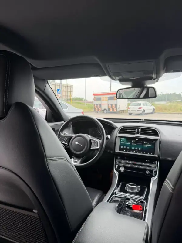 Jaguar XE 2018 - 17000 EUR, 273353 km - AUTO.MOTO.pt - 273353km - foto 18 de 20