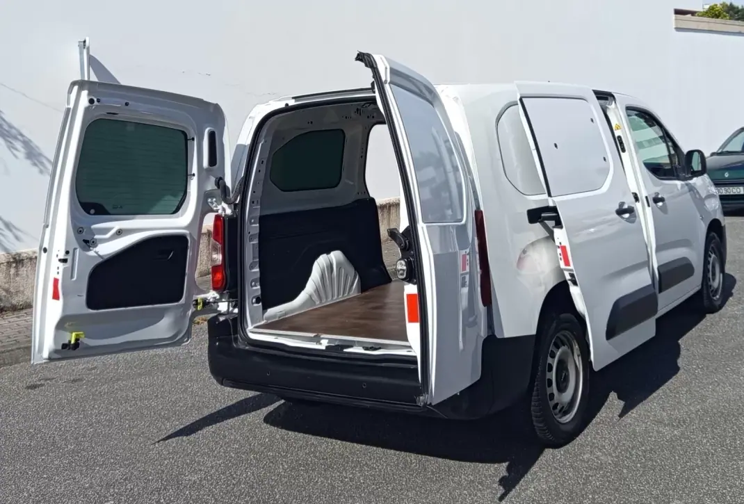 Opel Combo 2021 - 13500 EUR, 82000 km - AUTO.MOTO.pt - 82000km - foto 13 de 20