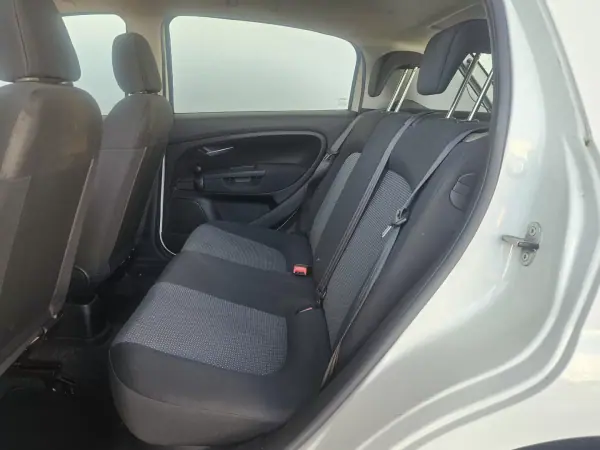 Fiat Punto 2011 - 4750 EUR, 174000 km - AUTO.MOTO.pt - 174000km - foto 6 de 9