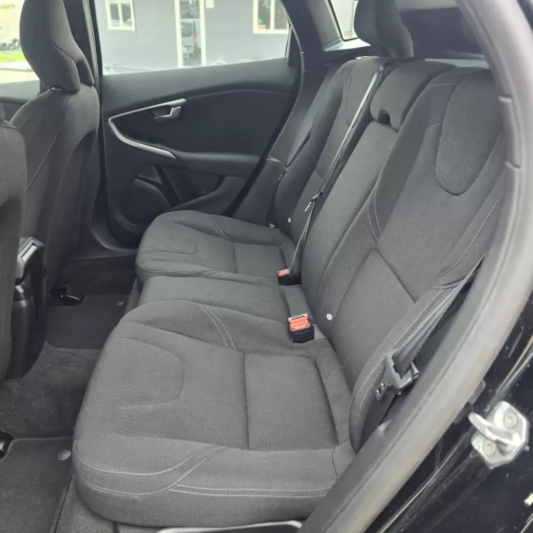 Volvo V40 2016 - 14500 EUR, 118000 km - AUTO.MOTO.pt - 118000km - foto 16 de 18