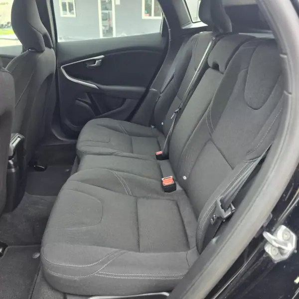 Volvo V40 2016 - 14500 EUR, 118000 km - AUTO.MOTO.pt - 118000km - foto 16 de 18
