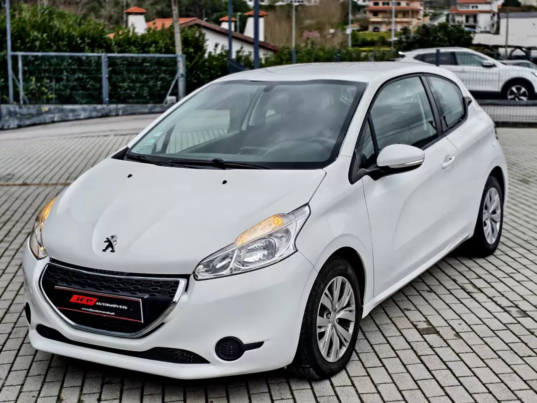 Peugeot 208 2014 - 7750 EUR, 117000 km - AUTO.MOTO.pt - 117000km - foto 1 de 16