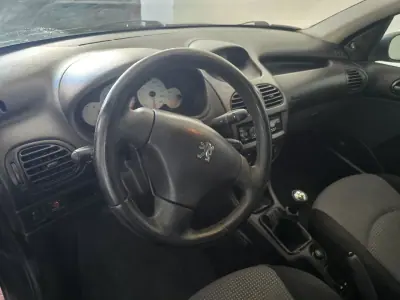 Peugeot 206 2004 - 1800 EUR, 276500 km - AUTO.MOTO.pt - 276500km - foto 13 de 18