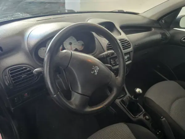 Peugeot 206 2004 - 1800 EUR, 276500 km - AUTO.MOTO.pt - 276500km - foto 13 de 18