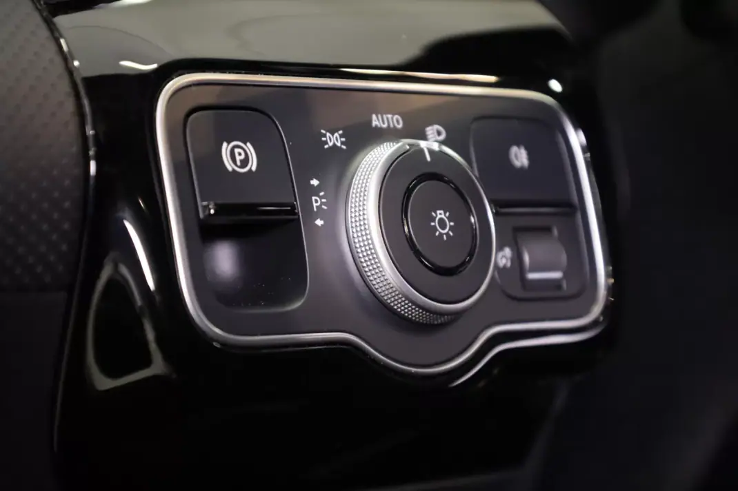 Mercedes-Benz A 180 Limousine 2025 - 39990 EUR, 6272 km - AUTO.MOTO.pt - 6272km - foto 28 de 47