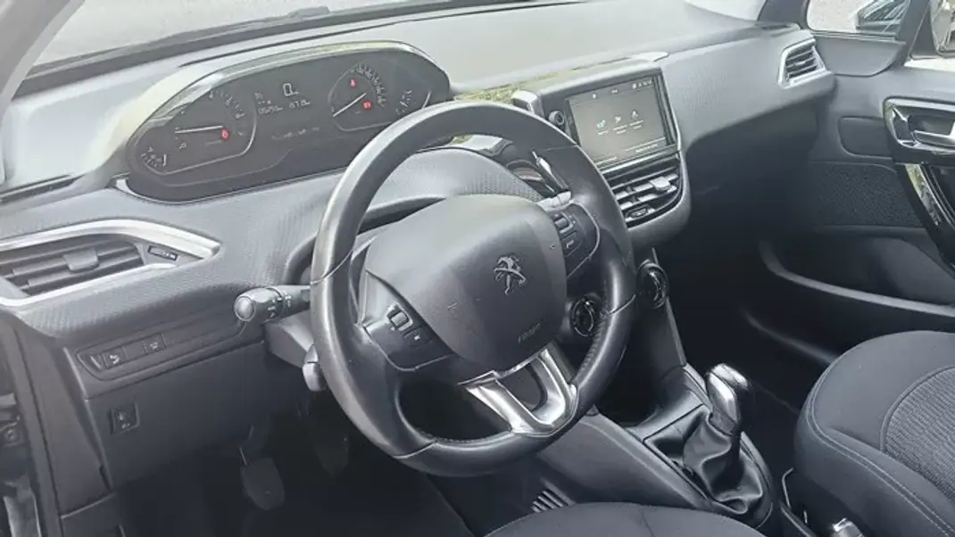 Peugeot 208 2019 - 8299 EUR, 136000 km - AUTO.MOTO.pt - 136000km - foto 18 de 48