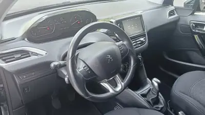Peugeot 208 2019 - 8299 EUR, 136000 km - AUTO.MOTO.pt - 136000km - foto 18 de 48