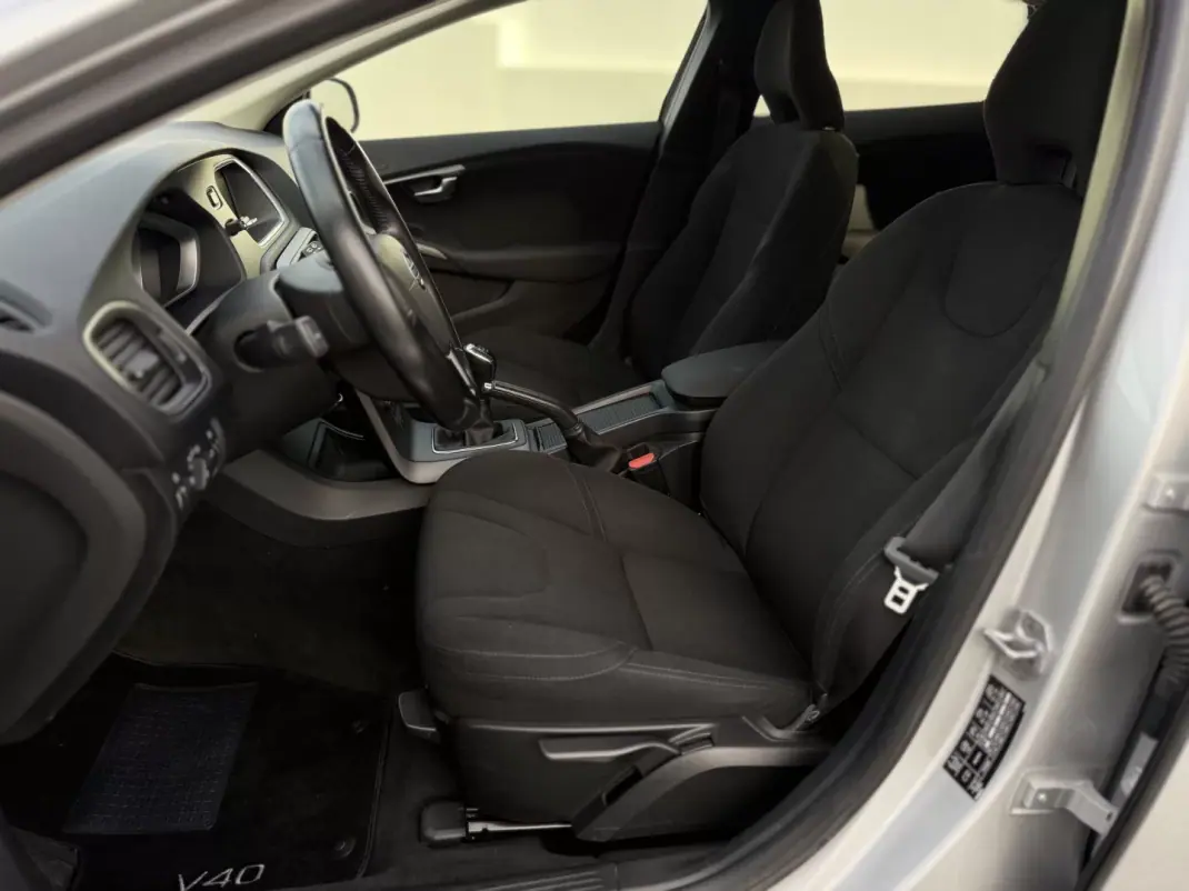 Volvo V40 2015 - 12450 EUR, 143090 km - AUTO.MOTO.pt - 143090km - foto 11 de 20